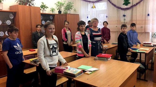 Подарки на новый год для детей Сосенской школы-интерната от Издательства Наука